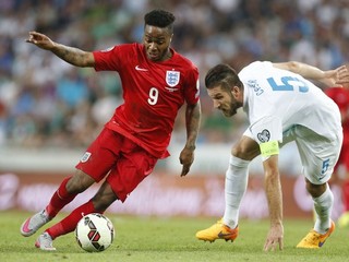 Raheem Sterling (vľavo) počas kvalifikačného zápasu Anglicka proti Slovinsku.