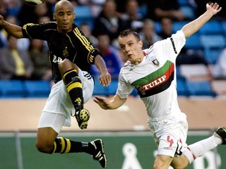 Glentoran FC pravidelne reprezentuje severoírsky futbal v pohárovej Európe. Na snímke zo sezóny 2007/08 bojuje Jason Hill (vpravo) s hráčom AIK Štokholm.