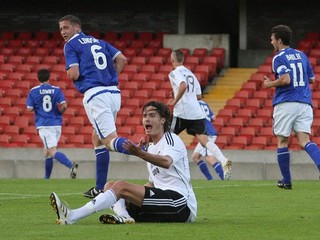 Futbalisti Linfieldu (modro-biela) sú možným súperom Spartaku Trnava v 2.predkole Európskej ligy.