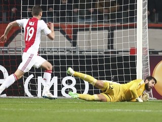 Kuciak likviduje šancu útočníkovi Ajaxu Amsterdam Arkadiuszovi Milikovi.