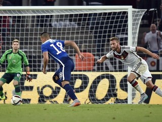 Nemecký reprezentant Mustafi (vpravo) má aj zlatú medailu z vlaňajších MS v Brazílii.