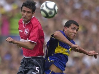 Vekovo Tévez (vpravo) ešte nebol ani dospelým, no aj napriek tomu sa takmer okamžite zaradil v drese Bocy Juniors ku kľúčovým hráčom.