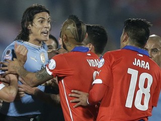 Zápas bol plný vášní. Arturo Vidal (v strede) oddeľuje Edinsona Cavaniho (vľavo) od Gonzala Jaru.