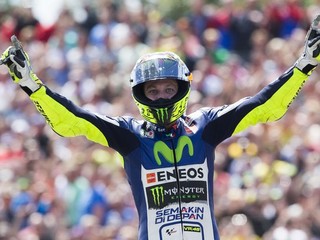 Valentino Rossi oslavuje víťazstvo na Veľkej cene Holandska.