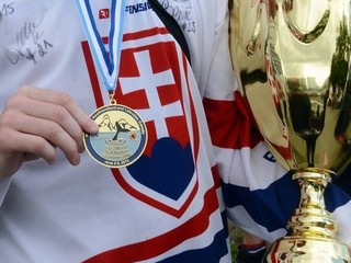 Slovenskí hokejbalisti môžu rovnako ako pred dvoma rokmi priniesť domov zlaté medaily.