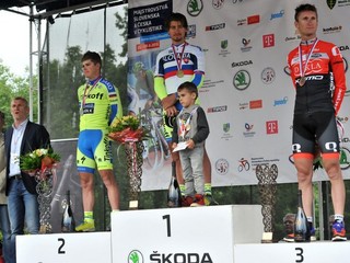 Sagan (v strede) suverénne vybojoval titul majstra Slovenska v pretekoch s hromadným štartom na spoločných MSR a MČR cestných cyklistov v Žiline.