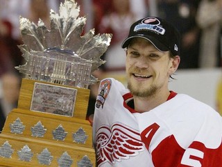Nicklas Lidström s Conn Smythe Trophy pre najužitočnejšieho hráča play off NHL v roku 2002.