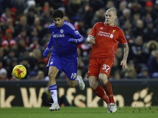 Martin Škrtel (vpravo) sa pokúša odstaviť od loptu Diega Costu z FC Chelsea.