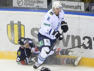 Momentka z poslednej sezóny. Michal Vondrka (na ľade) bojuje s Arťomom Zemčonokom z Admiralu Vladivostok.