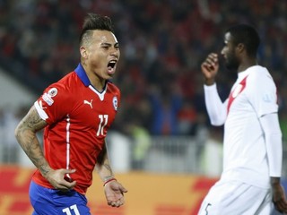 Hrdinom Čile v semifinále Copa América bol Eduardo Vargas (vľavo). Strelil oba góly mužstva.
