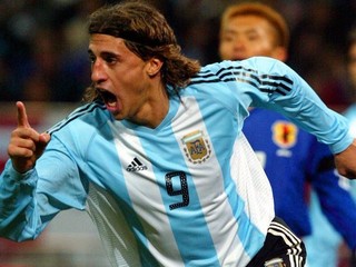 Hernan Crespo oslavuje gól v drese argentínskej reprezentácie.
