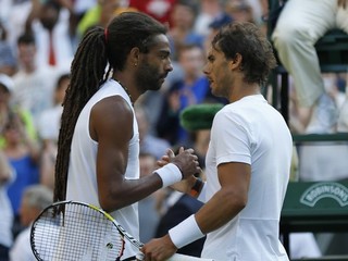 Rafael Nadal (vpravo) blahoželá Nemcovi Dustinovi Brownovi k postupu.