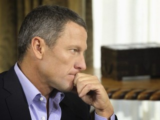 Lance Armstrong nemá ani na chvíľu pokoj.