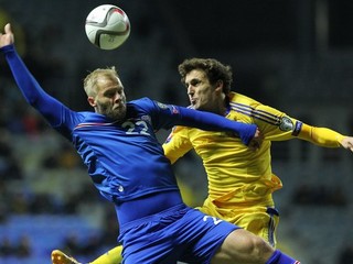 V marci tohto roka sa Gudjohnsen (vľavo) predstavil aj v drese národného tímu v súboji proti Kazachstanu.