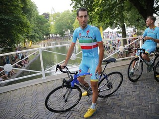 Vincenzo Nibali čaká spolu s tímovými kolegami na prezentáciu klubovej stajne v Utrechte.