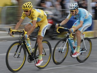 Líder celkového poradia na Tour de France jazdí tradične v žltom drese. Len málokto ale vie, prečo má práve takúto farbu.