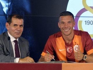 Podolski spečatil novú spoluprácu podpisom zmluvy pod dohľadom klubového prezidenta.