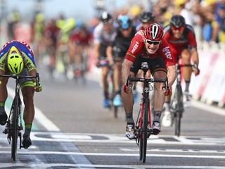 Víťazom druhej etapy Tour de France sa stal Nemec André Greipel (v strede). Peter Sagan (vľavo) skončil druhý.
