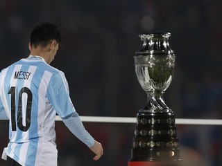 Fotografia, ktorá hovorí za všetko. Sklamaný Lionel Messi prechádza okolo víťaznej trofeje. Na veľký triumf s národným tímom stále čaká.