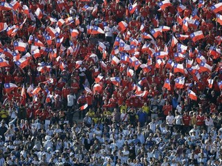 Hore čílski a dole argentínski fanúšikovia sledujú finále Copa América.