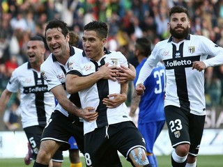 Veľká radosť hráčov Parmy z gólu do siete Juventusu. Vpredu jeho autor José Mauri.