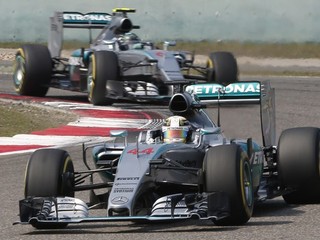 Tradičný obrázok VC Číny - na prvom mieste Lewis Hamilton, za ním jeho tímový kolega Nico Rosberg.