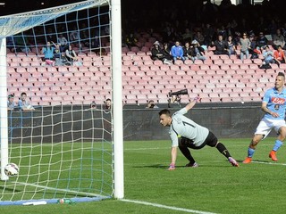 Marek Hamšík prekonáva brankára Fiorentiny Neta.