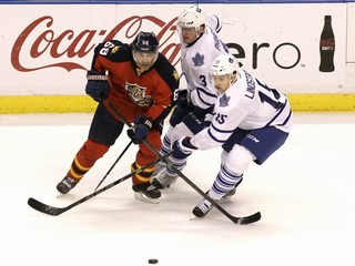 Jaromír Jágr (vľavo) bojuje o puk z dvojicou hráčov Toronta Dionom Phaneufom (v strede) a Joakimom Lindströmom. Dres Floridy si bude obliekať aj v budúcej sezóne.
