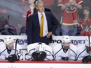 Tréner Darryl Sutter na striedačke, vpravo dole Marián Gáborík.