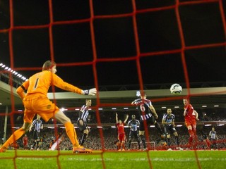 Hráč Liverpoolu Joe Allen (vpravo v červenom) strieľa gól do siete Newcastlu United.