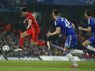 Javiera Pastoreho (vľavo) márne stíhajú dvaja hráči Chelsea v zápase osemfinále Ligy majstrov.