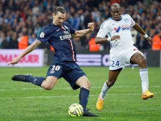 Zlatan Ibrahimovič (vľavo) strieľa na bránu v zápase proti Marseille. V posledných stretnutiach sa dostával do skvelej formy.