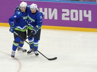 Tičar (vpravo) je pevnou súčasťou slovinskej hokejovej reprezentácie.