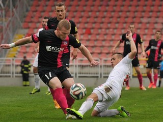 Hráč Trnavy Martin Mikovič a hráč Trenčína Peter Čögley v súboji.