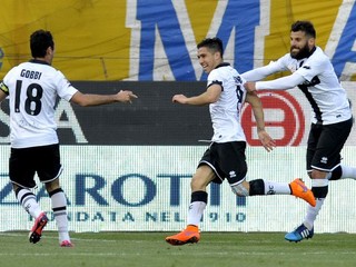 Ešte cez víkend sa futbalisti Parmy radovali zo zisku troch bodov v dueli proti Juventusu. Teraz prišli o štyri.