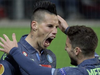 Marek Hamšík sa teší zo streleného gólu spolu so spoluhráčom Driesom Mertensom.