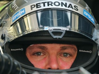 Nico Rosberg sa pripravuje na prvý voľný tréning pred nedeľňajšou Veľkou cenou Bahrajnu na púštnom okruhu Sachir.