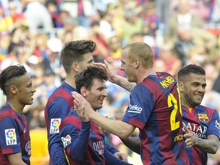 Messiho (uprostred) okamžite po góle zaplavili gratulujúci spoluhráči.