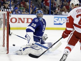 Tomáš Tatar prekonáva brankára Tampy Bena Bishopa.