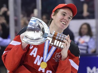 Connor McDavid s trofejou po triumfe na ostatných MS hráčov do 20 rokov.