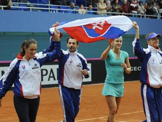 Slovenský tím - zľava Jana Čepelová, kapitán slovenského fedcupového tímu Matej Lipták, Anna Karolína Schmiedlová a Daniela Hantuchová.