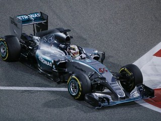 Lewis Hamilton na trati.