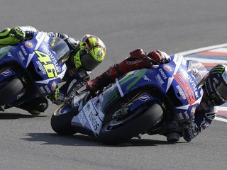 Valentino Rossi (vľavo) jazdí za Španielom Jorgem Lorenzom.