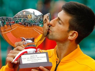 Novak Djokovič sa teší z trofeje za triumf v Monte Carle.