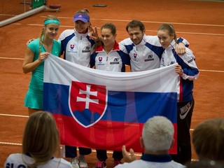 Slovenkám k miernemu posunu pomohol triumf nad Švédkami. Na snímke držia národnú vlajku zľava Karolína Schmiedlová, Daniela Hantuchová, Jana Čepelová, kapitán Matej Lipták a Kristína Schmiedlová.