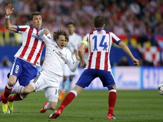 Modrič (v bielom) rozhodne nie je typom súbojového hráča.