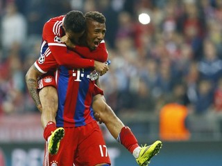 Jerome Boateng sa teší so spoluhráčmi z postupu do semifinále Ligy majstrov.