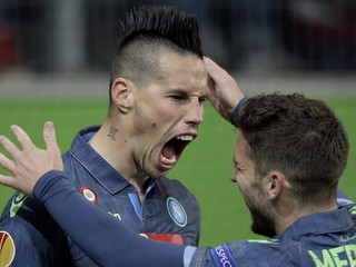 Aj Slovák Marek Hamšík podáva v poslednom období skvelé výkony. K víťazstvu nad Wolfsburgom prispel dvoma gólmi. Na snímke sa raduje so spoluhráčom Driesom Mertensom.