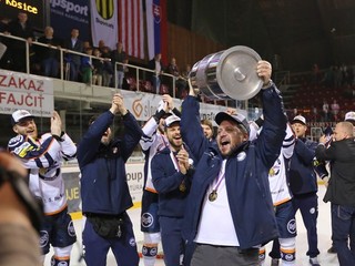 Aj Peter Oremus zodvihol nad hlavu majstrovský pohár.