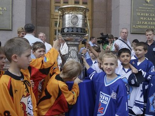 Malí hokejisti obdivujú Gagarinov pohár- trofej určenú víťazovi KHL.